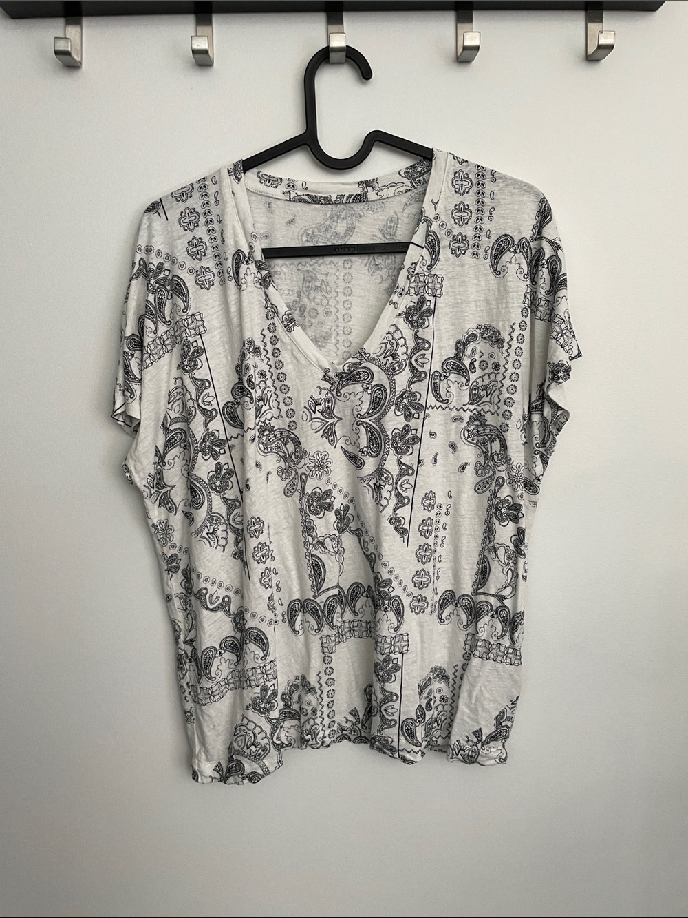 Women's Black & White Paisley V-Neck Top, Linen Blend